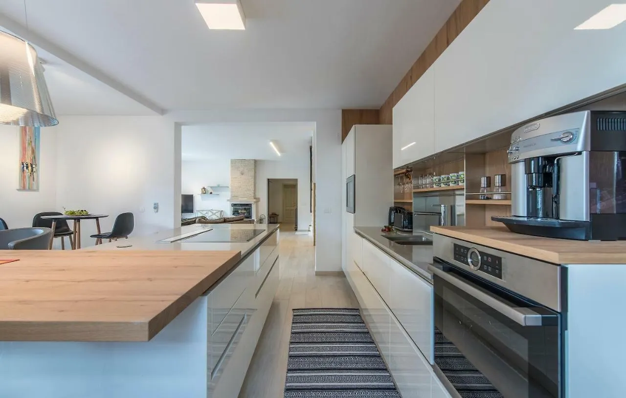 Design And Luxury Villa With Pool Kukci
