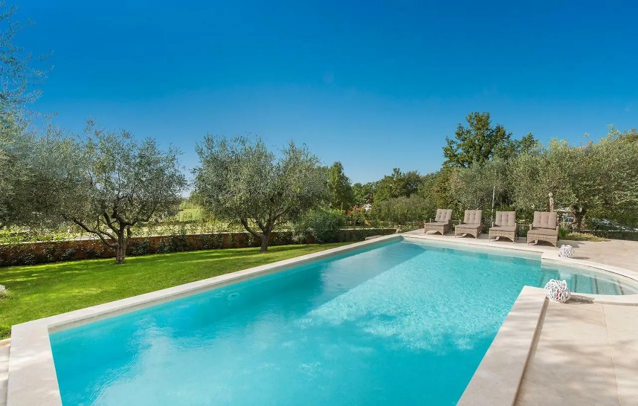 Design And Luxury Villa With Pool Kukci